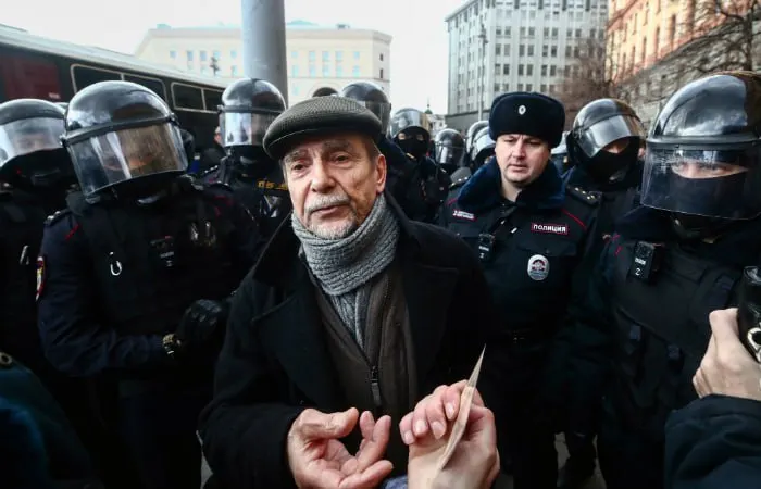 В Хорошевском суде Москвы началось заочное рассмотрение дела в отношении 84‑летнего правозащитника: прокуратура просит для него 6,5 года колонии и десять лет запрета администрировать сайты. Обвинение связывает Пономарева с созданием в Париже «Института Андрея Сахарова» и публикацией материалов без маркировки «иностранного агента».