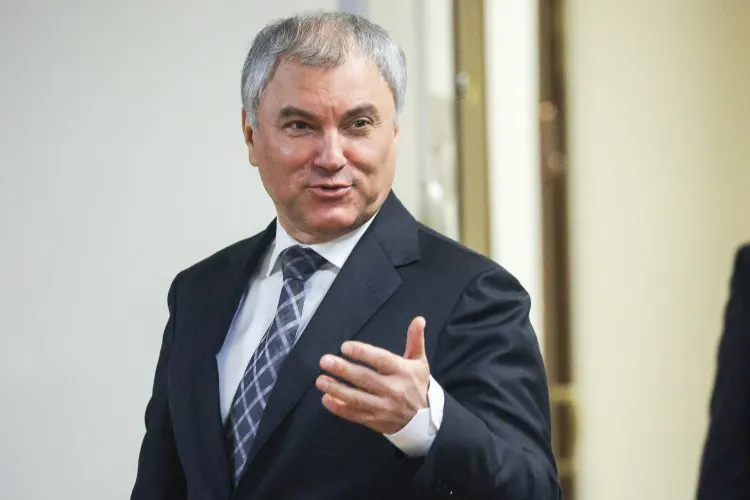 Спикер Госдумы призвал жителей крупных городов активнее пользоваться электротранспортом: по его словам, скоростные трамваи могут разгрузить дороги, улучшить экологию и заменить часть маршрутов наземного метро при дефиците топлива.