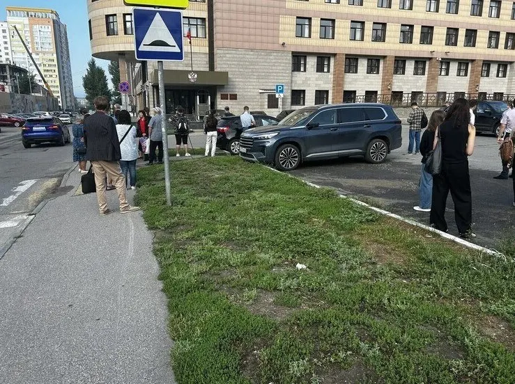 Суд эвакуировали: из здания вывели сотрудников и посетителей, территорию оцепили, на месте работал автомобиль Росгвардии. Заседание по делу депутата КПРФ о фиктивном трудоустройстве помощницы было назначено на 9:00.