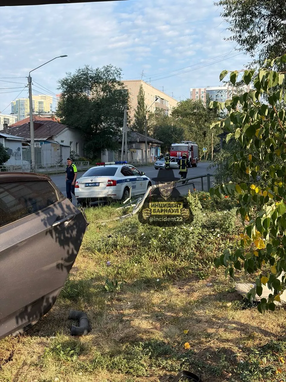 На перекрёстке в центре города водитель такси внезапно потерял сознание: авто столкнулось с другой машиной, пересекло встречную полосу и врезалось в ограждение. На месте работают медики и экстренные службы, причины выясняются.