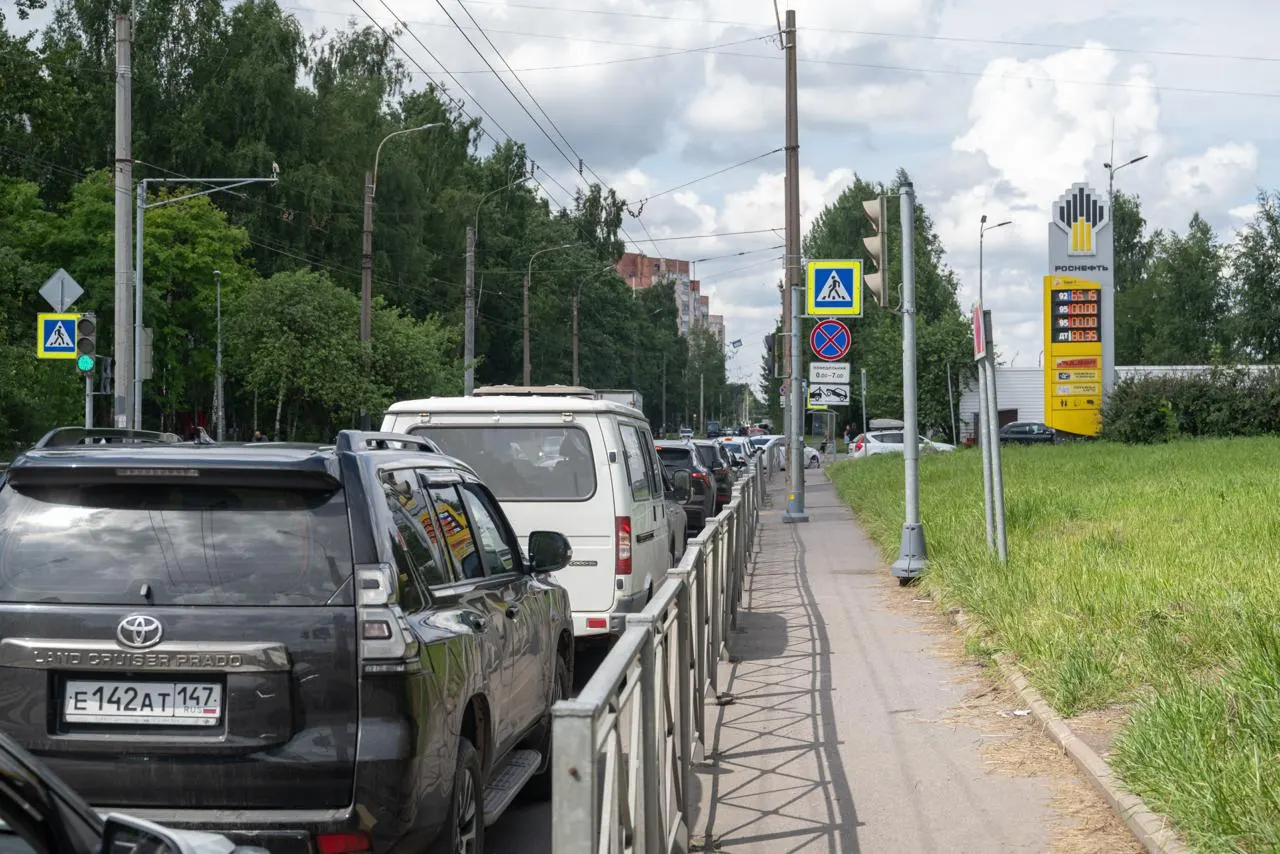 АЗС в Санкт‑Петербурге заявляют, что пока получают бензин стандарта Евро‑5; в июле власти разрешили оборот топлива Евро‑3 из‑за атак на НПЗ.
