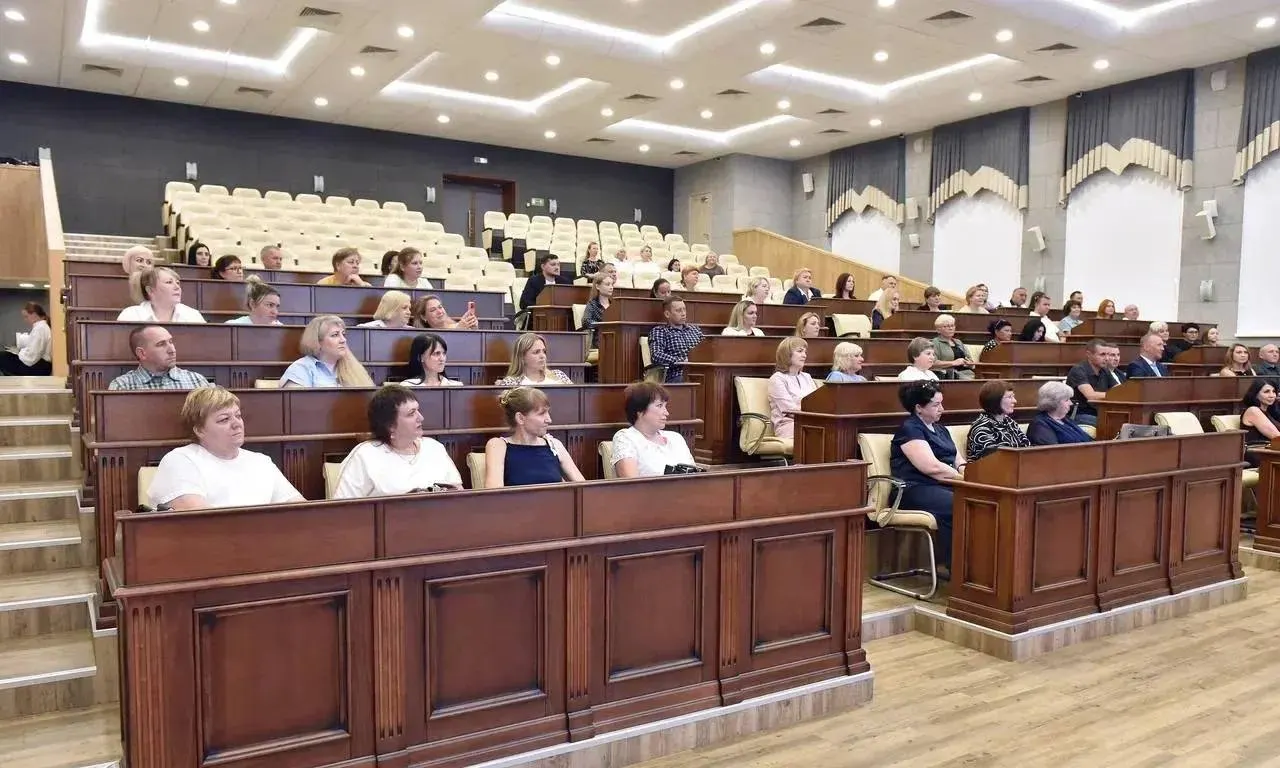 В администрации города вручили краевые и городские награды 63 сотрудникам торговли за профессионализм и вклад в развитие потребительского рынка.