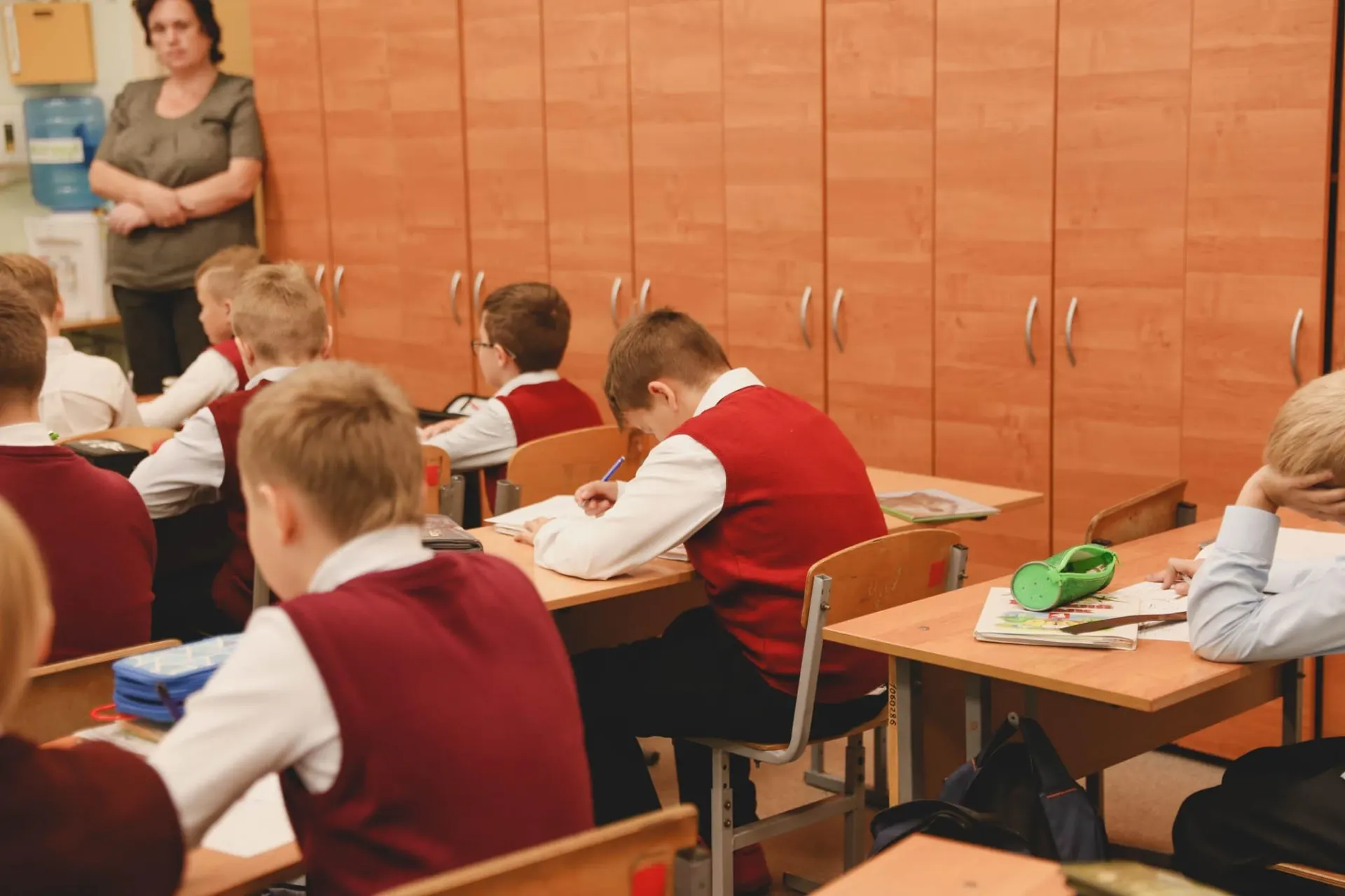 В ведомстве сообщили, что обществознание будут изучать в школе всего три года
