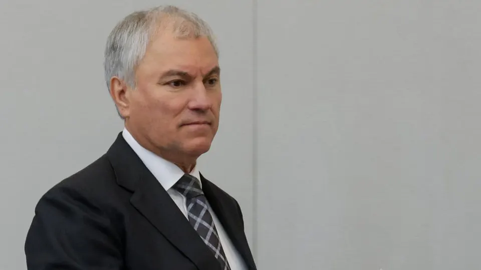 Спикер Госдумы подчеркнул важность консолидации и призвал граждан и депутатов сохранять спокойствие на фоне дефицита топлива, власти пообещали рассмотреть дополнительные меры для стабилизации рынка.