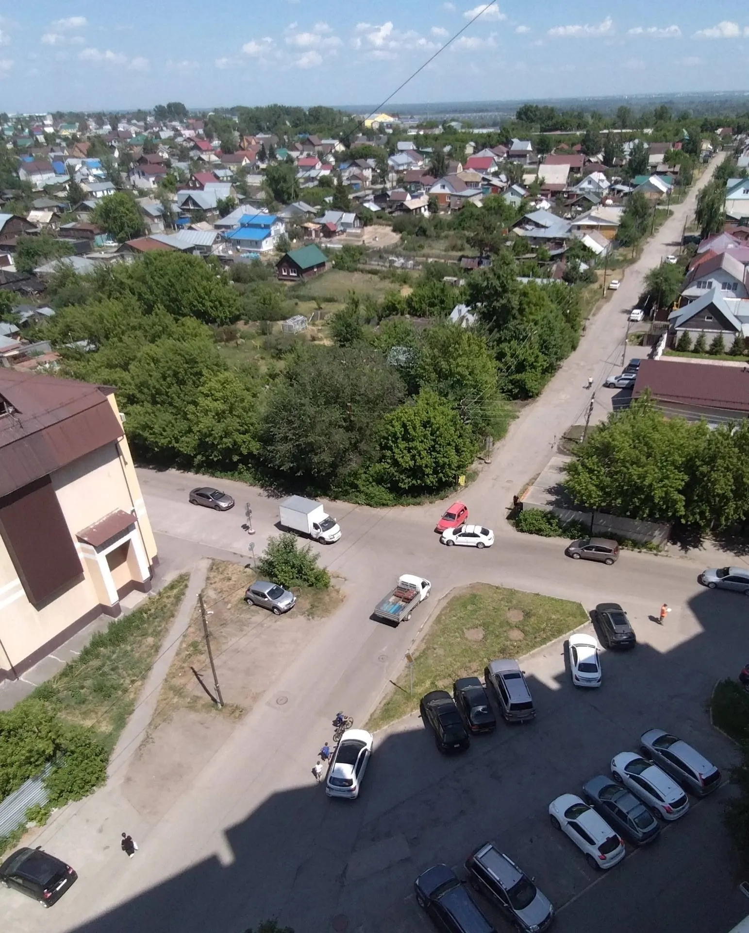 Жители жалуются на регулярные аварии на перекрёстке улицы Димитрова и переулка Трудового: проблемы видимости знаков и самовольно установленные гаражи мешают обзору.