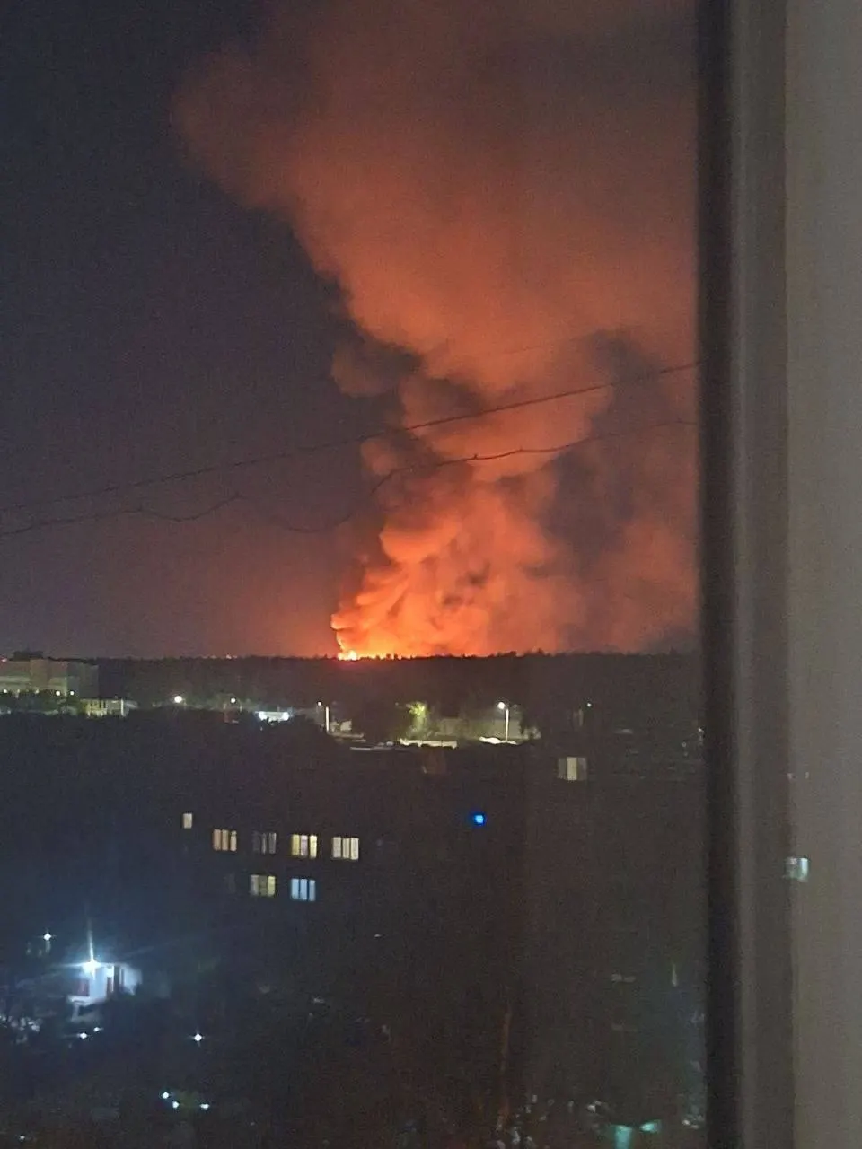 Пожар на улице Геодезической повредил дом и хозпостройки на площади около 200 м²; люди покинули здание до приезда пожарных.