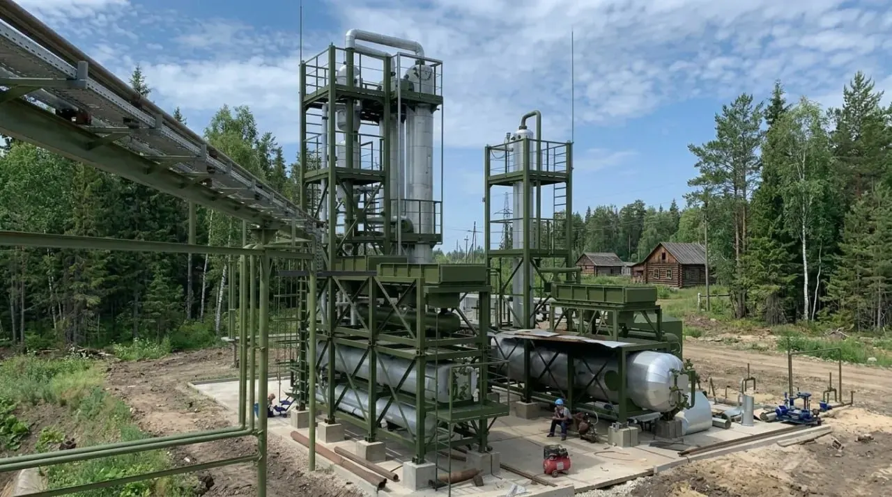 Инициатива по строительству мини‑нефтеперерабатывающих заводов прозвучала на фоне топливного кризиса. Экологи считают, что такие мини‑НПЗ будут выпускать низкокаченое топливо и ухудшат состояние атмосферы.