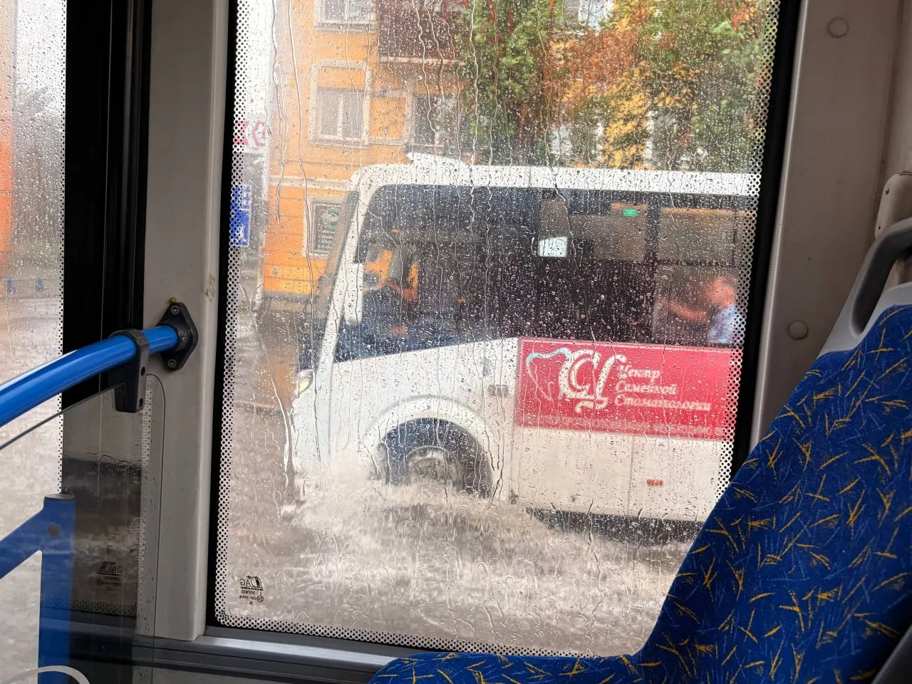 В Барнауле закрыты несколько участков дорог из‑за скопления дождевой воды, временно приостановлено движение трамваев и троллейбусов, автобусы идут по объездным маршрутам; на местах работают сотрудники ГИБДД.