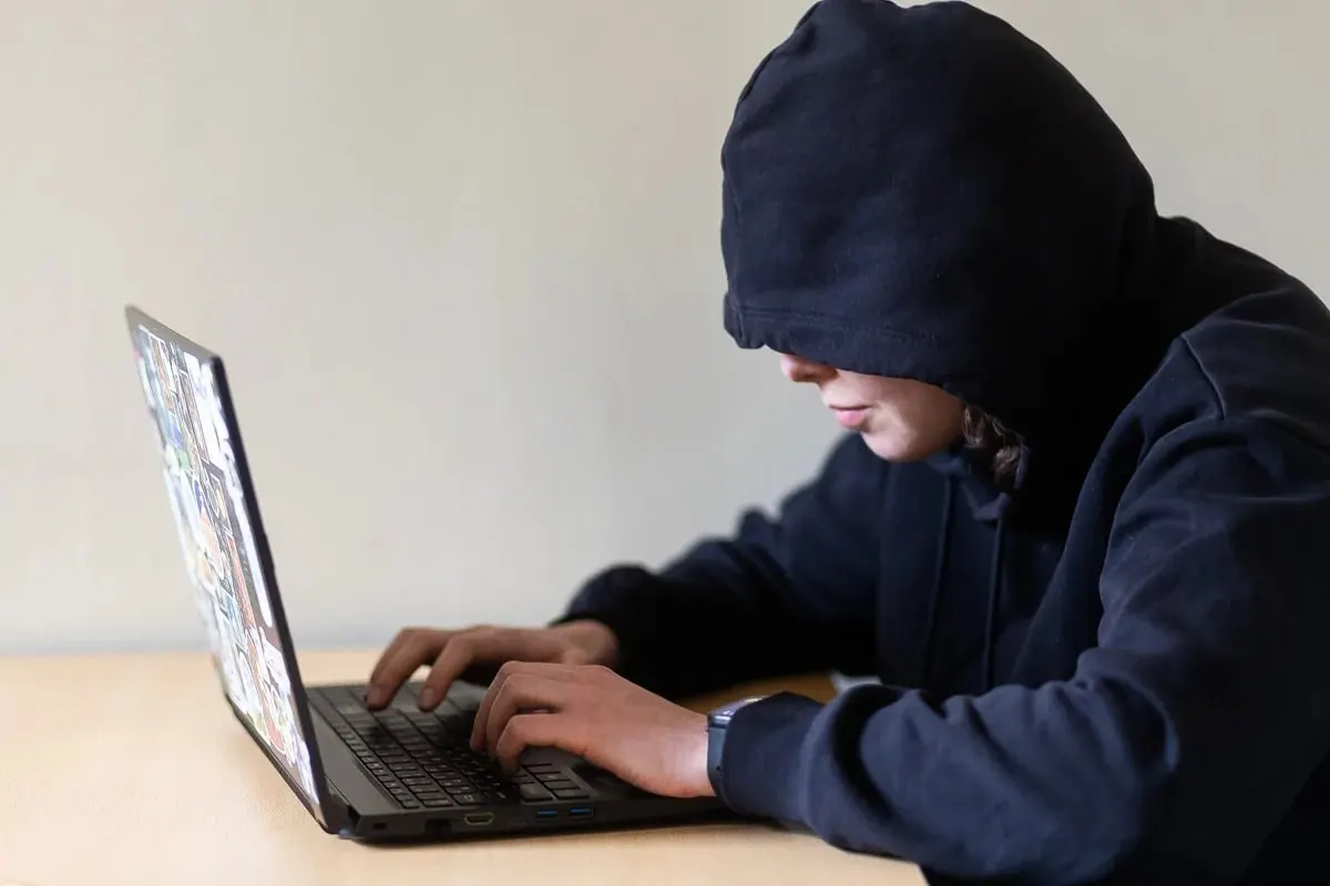 В проекте закона предлагается ввести охранный ордер — судебный запрет приближаться к жертве, посещать её обычные места и выходить с ней на связь, включая онлайн. Документ направлен на оценку в правительство; при принятии он может вступить в силу 1 января 2027 года.