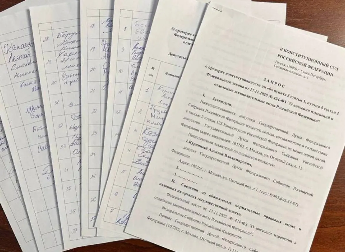 Депутат от Ульяновской области Алексей Куринный собрал 73 подписи за запрос в КС о проверке закона об обязательной отработке студентов-медиков. Для обращения требуется 90 подписей; инициатор предупреждает о долгой процедуре через суды.