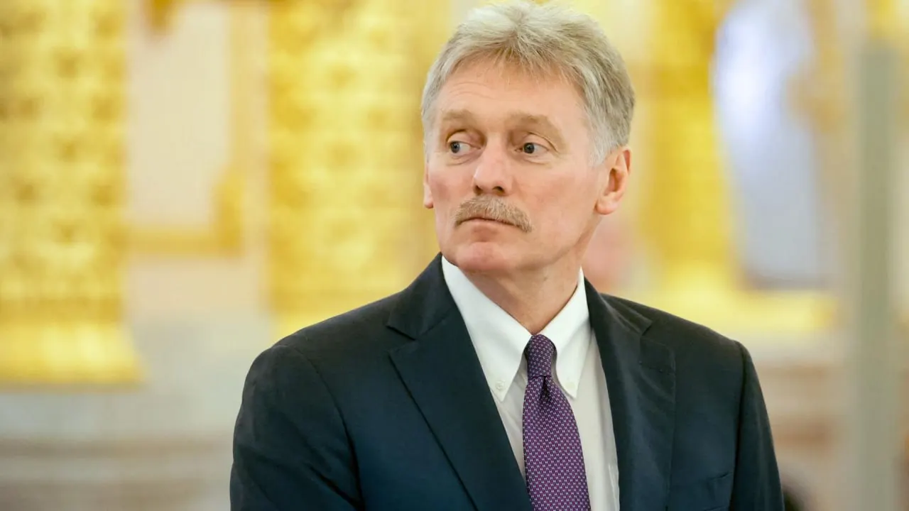 Пресс‑секретарь президента заявил, что поддержка западных стран превратила спецоперацию в полномасштабный конфликт; он назвал удары по гражданской инфраструктуре террористическими и при этом подтвердил готовность к переговорам.