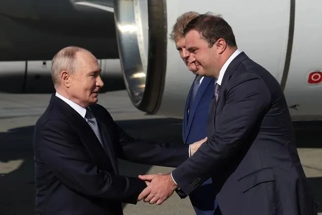 На рабочей встрече 25 июля говорили о росте ВРП Омской области, успехах в сельском хозяйстве, крупных инфраструктурных проектах, помощи участникам СВО и решении проблем с долгостроями и дольщиками.