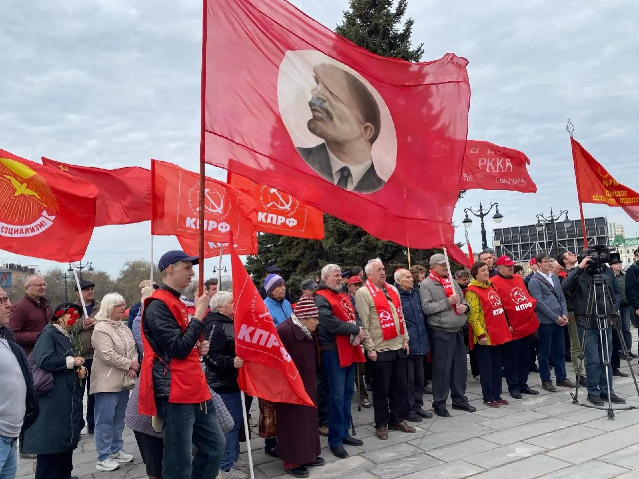 Депутаты подготовили поправки в закон об избирательных правах после решения Конституционного суда по жалобе регионального отделения КПРФ. Новые правила должны защищать партии от бюрократических отказов, но вступят только со следующей кампании и вряд ли спасут оппозиционные силы на ближайших выборах.