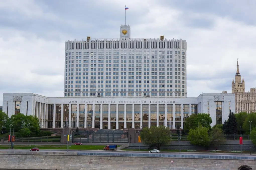 В законопроекте расширяется перечень преступлений, при наличии судимости или обвинения по которым Минобороны сможет принимать людей на контрактную службу в период мобилизации, военного положения или в военное время. При этом организаторы и лидеры преступных объединений останутся под запретом.