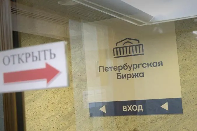 С 21 июля покупки топлива на бирже будут разрешены только для собственных нужд или для заранее указанного конечного потребителя; посредники смогут действовать лишь от имени и за счет такого покупателя. За нарушения биржа будет лишать доступа к торгам.