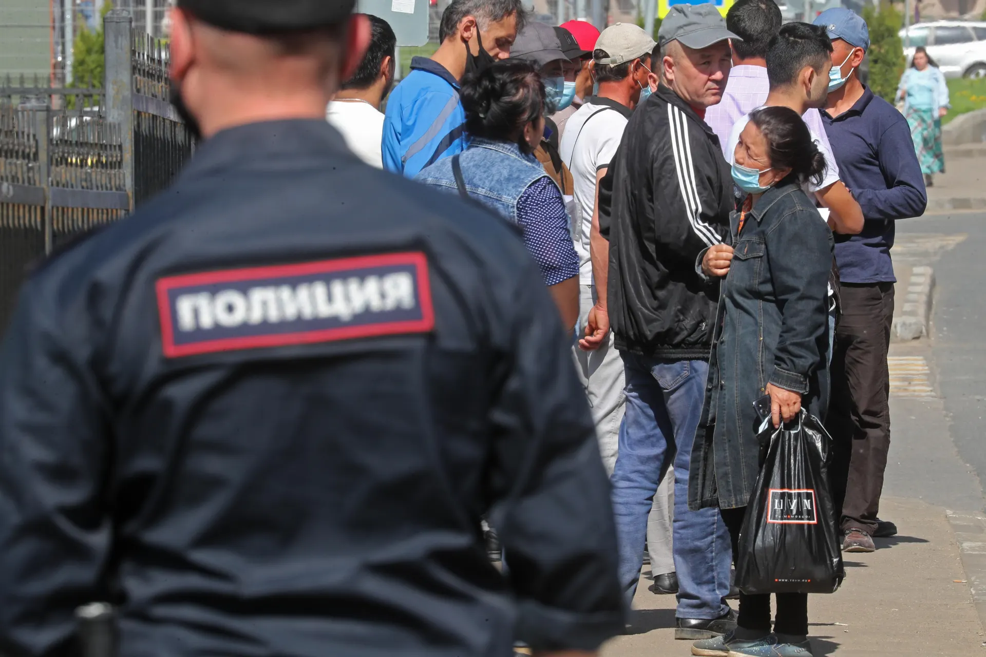 Правительство одобрило поправки ко второму чтению в Госдуме: в перечень нарушений, влекущих обязательное выдворение иностранцев, планируют добавить дискриминацию и неповиновение законному требованию пограничника.