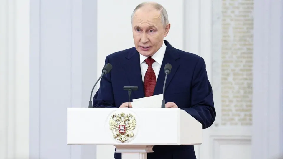Президент заявил, что военные расходы останутся главным приоритетом бюджета, при этом реальные траты на войну могут превысить первоначальные планы на 4–5 трлн рублей. С 2022 года конфликт обходится России примерно в 53 трлн рублей, что сказывается на социальных расходах и дефиците бюджета.