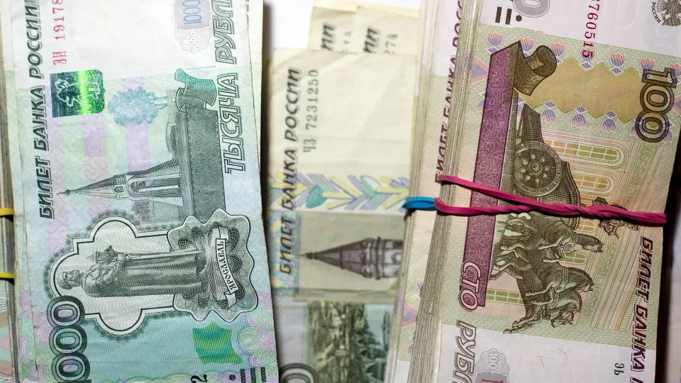С начала месяца объем наличных в обращении вырос на 513 млрд рублей; банки усилили заимствования в Центробанке, а доля проблемных кредитов растёт — это повышает риск нестабильности банковской системы.