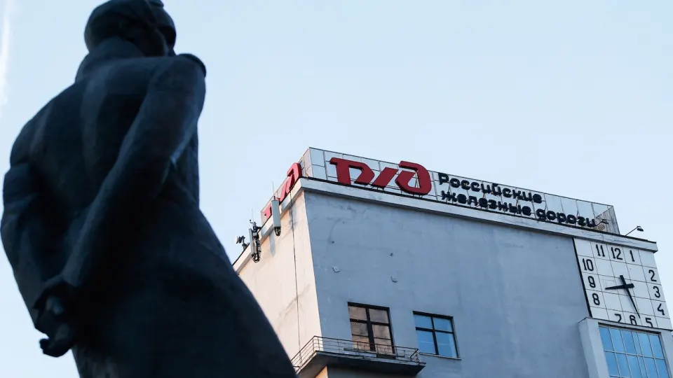 Индексацию тарифов РЖД ускорили до 1 октября, чтобы поддержать компанию с почти 4 трлн рублей долга. После октябрьского повышения накопленный рост ставок с начала войны достигнет около 56%.