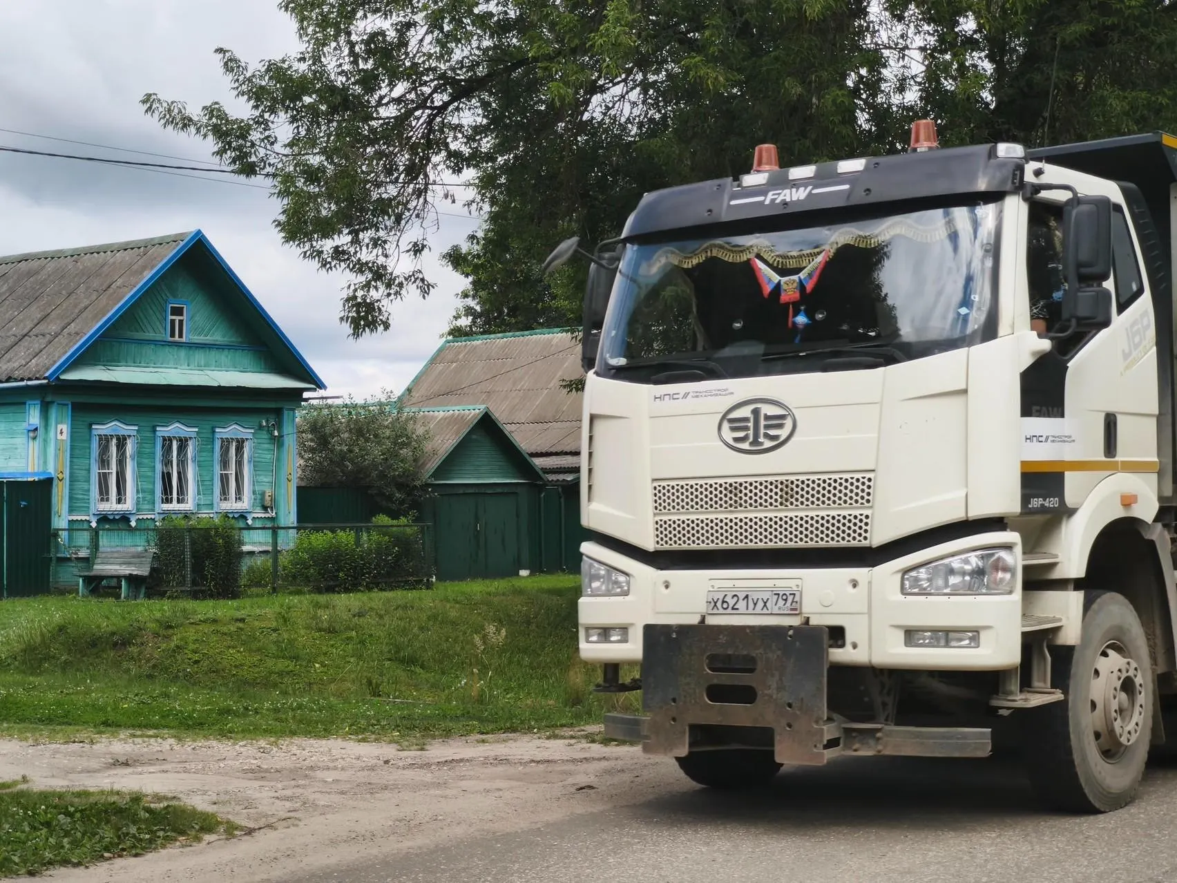 Жители вынуждены мириться с выкупом домов, гружёными грузовиками и соседством поездов на новой магистрали.