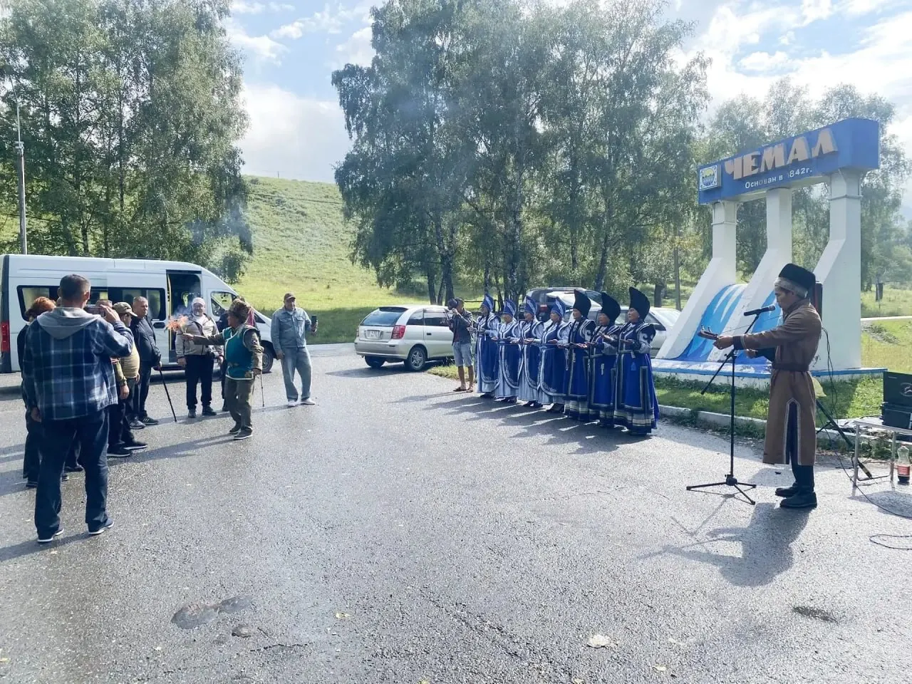 Новая группа военнослужащих ЛНР прибыла на реабилитацию в Чемальскую районную больницу; её встречали представители культуры, проведён алтайский обряд благословения, далее запланирована культурная программа.