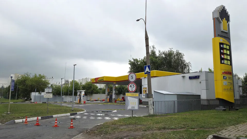 На фоне атак беспилотников и ограничений на поставки топлива в стране наблюдается резкое снижение активности АЗС: массовые закрытия, дефицит топлива и рост цен; переработка нефти снижается до минимальных значений за последние годы.