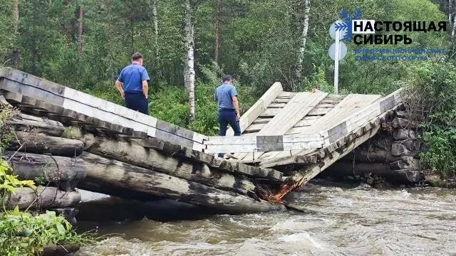В селе Каракол Чемальского района обрушился один из трёх мостов через реку Элекмонар. Остался единственный переход; власти ведут переговоры о временном объезде, решение по схеме примут 5 августа.