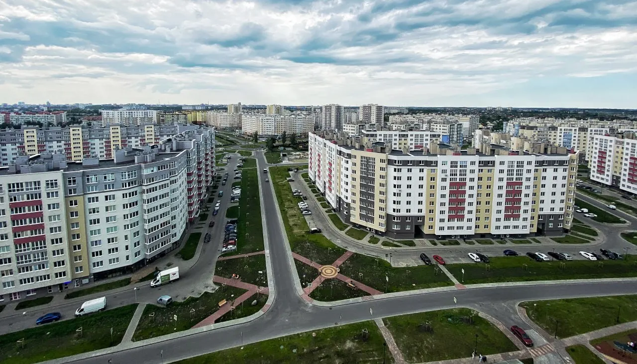 В Калининграде квадратный метр в новостройках достиг 167,5 тыс. рублей; по стране сохраняется рост цен на жильё, лидеры — Сочи, Махачкала и Санкт-Петербург.