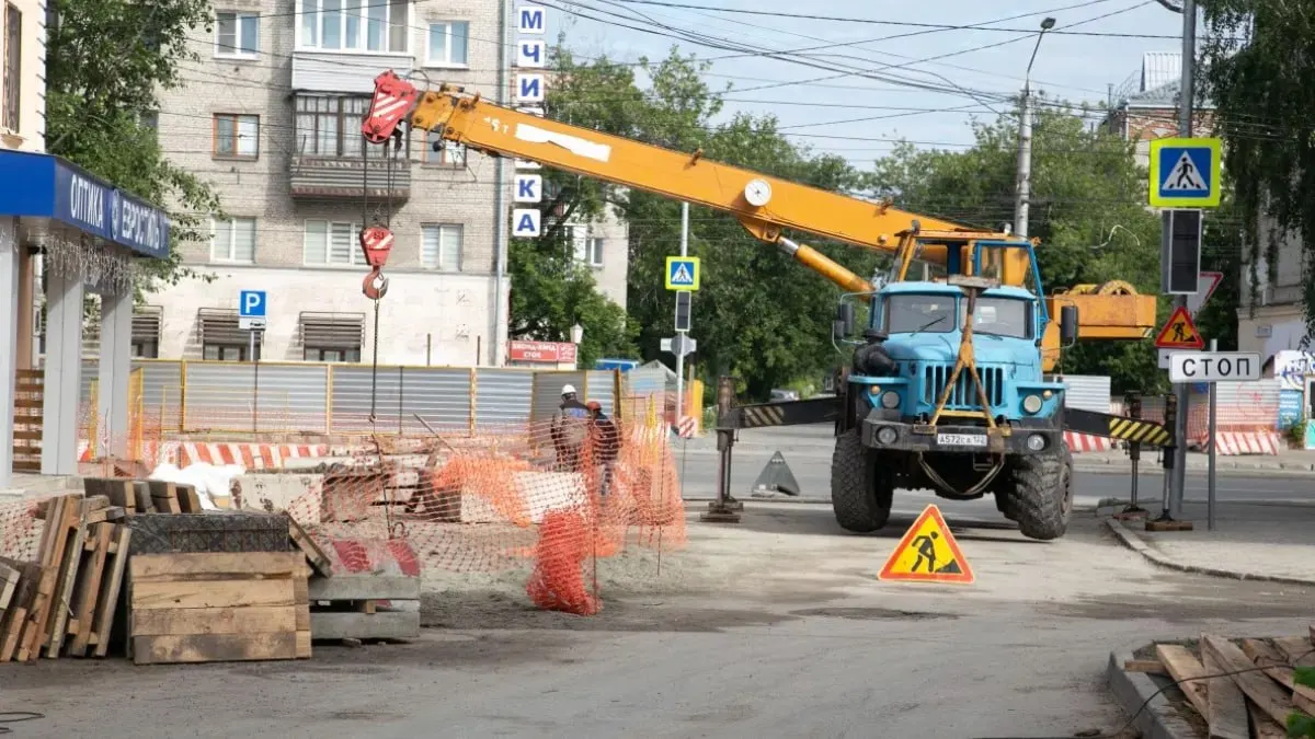 За период 18 мая–10 августа проверили 1 726 км теплосетей, выявлено 776 повреждений — на 13% меньше, чем за аналогичный период прошлого года. К 14 августа устранено 560 повреждений (72%), ещё 22 порива мешают подать горячую воду в 100 многоквартирных домах. Глава Барнаула поручил службам ускорить работы.