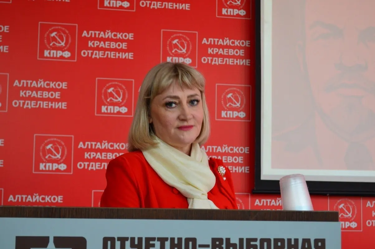 Краевой суд отменил регистрацию Людмилы Клюшниковой по одномандатному округу; против неё предъявлены иски оппонентов, а по делу задействованы уголовные дела, что усиливает напряжённость вокруг региональных выборов.