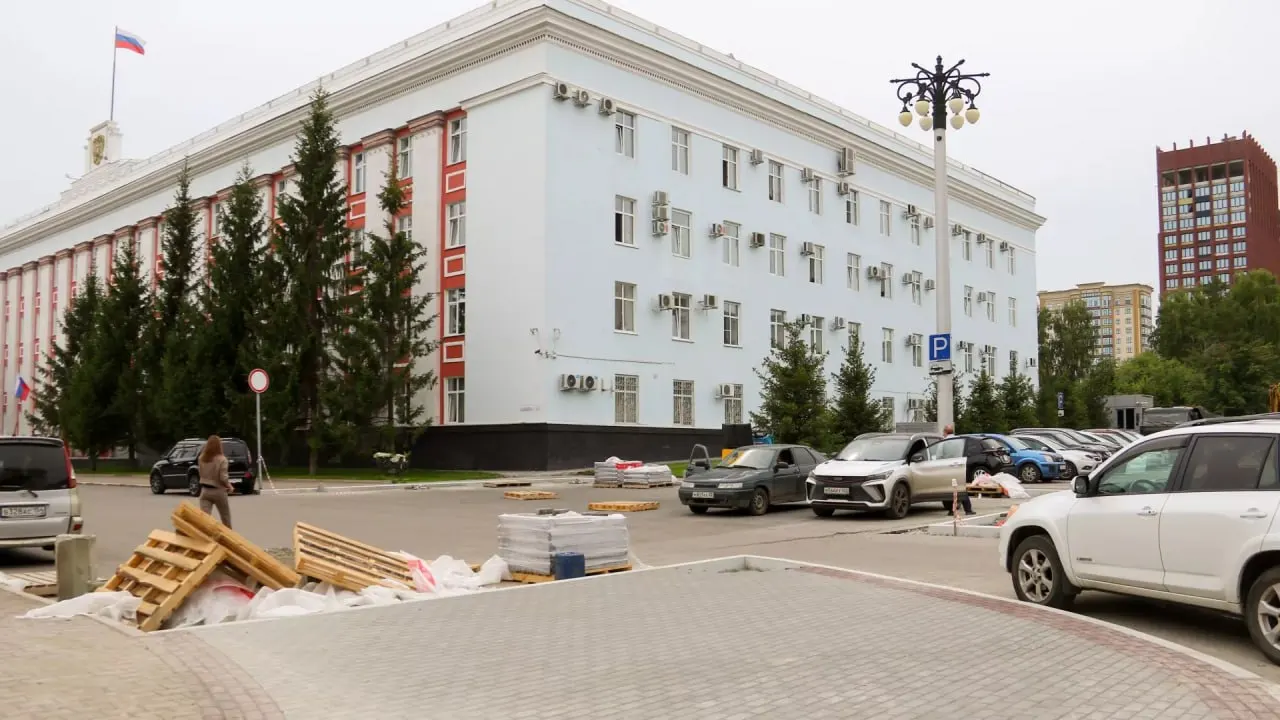 Осенью движение вдоль здания правительства Алтайского края станет недоступно: подъезды к главному входу перекроют шлагбаумами. Также запланированы работы по ремонту дорог и тротуаров.