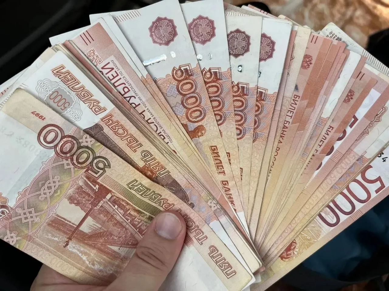 Подростки из Новосибирской области подозреваются в крупном мошенничестве против пожилых барнаульцев; ущерб превышает 7 миллионов рублей.