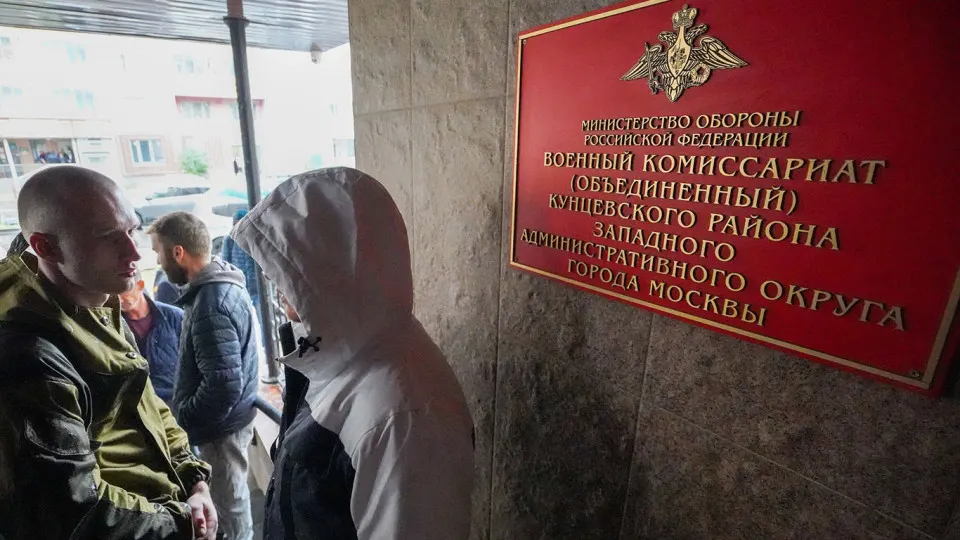 Официальные лица опровергли слухи о призыве и отметили попытки дестабилизации; обсуждаются данные об уровне контрактников и возможные последствия.