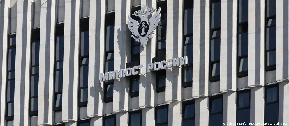 Минюст расширил реестр нежелательных организаций на шесть позиций, включив американский Фонд защиты прав человека под руководством Юлии Навальной и Исследовательский центр Восточной Европы, а также ряд международных структур и антивоенных проектов.