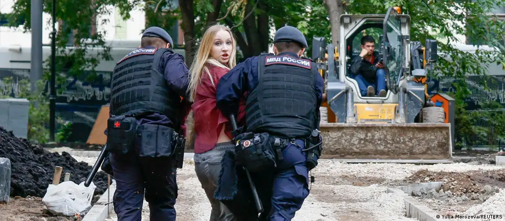 Десятки протестующих задержаны возле здания суда. Суд ведёт слушания по апелляции партии на недопустимый список к выборам и происходят массовые задержания в московских отделениях.