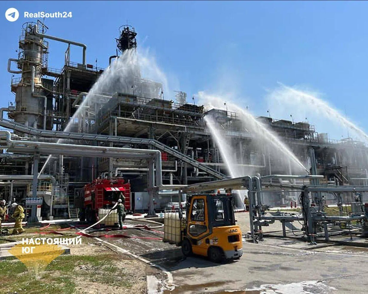 Август стал критическим месяцем для нефтепереработки: 21 атака на НПЗ, приостановка шести крупных заводов, падение переработки до 3,8 млн баррелей в сутки и рост цен на бензин внутри страны.