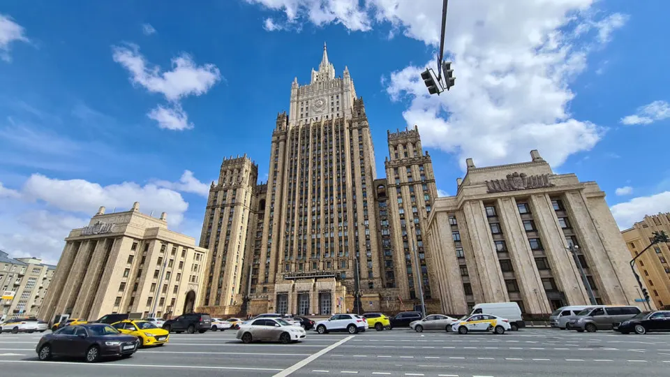 Заместитель министра иностранных дел России заявил, что прекращение боевых действий без решения корневых вопросов кризиса невозможно; критика в адрес западной политики и поддержка Киева остаются актуальными.