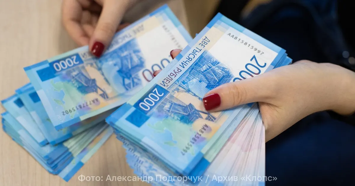 Инициатива распространяется на учащихся очной формы обучения до 23 лет; в настоящее время выплаты прекращаются после 18 лет. Авторы проекта уверены, что мера сохранит возможность учиться и обеспечит равный доступ к образованию.