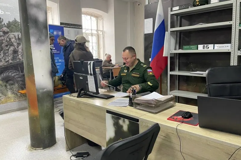 Власти заявляют, что мобилизации не планируется; слухи циркулируют на фоне заявлений представителей власти, эксперты видят давление на общество.