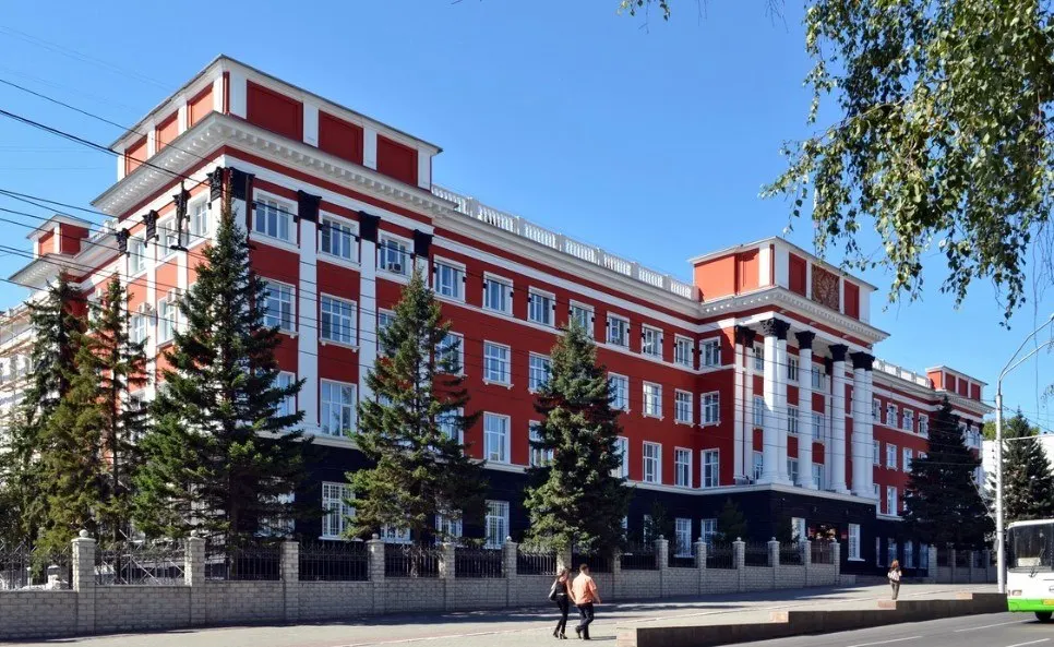 В Алтайском крае суд начал рассматривать иски об отмене регистрации кандидата в региональный парламент по округу №19; дело сопровождают обвинения и попытки давления на кандидата.