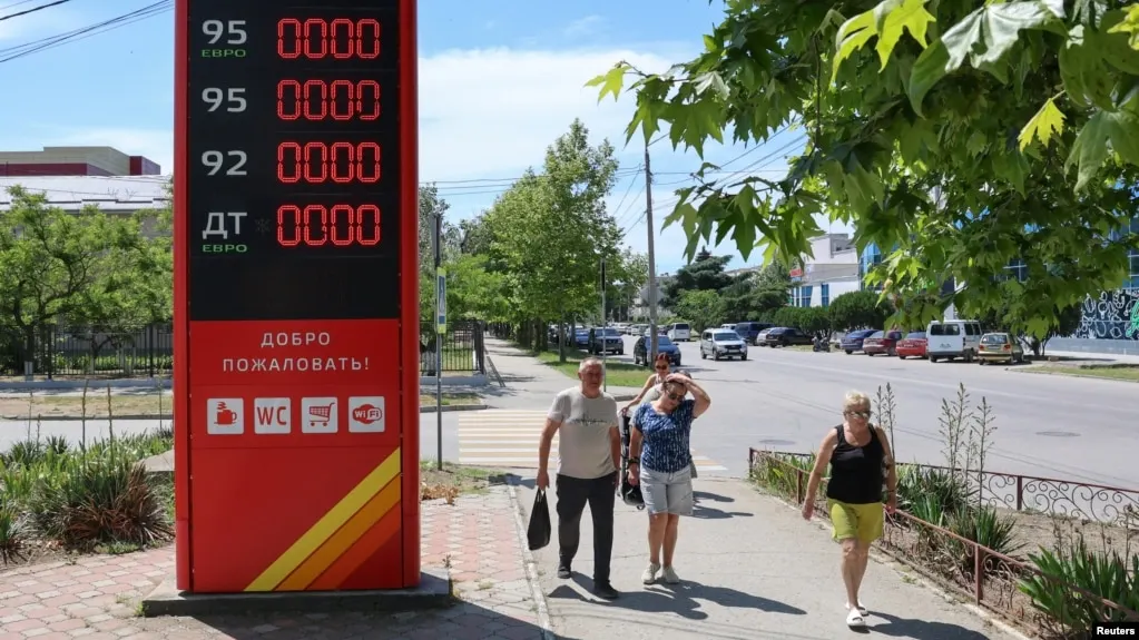 Местные власти опубликовали перечень работающих заправок: бензин доступен на одной станции, а очереди за топливом растянуты на сотни машин; ситуация напоминает аналогичные случаи в Краснодарском крае.