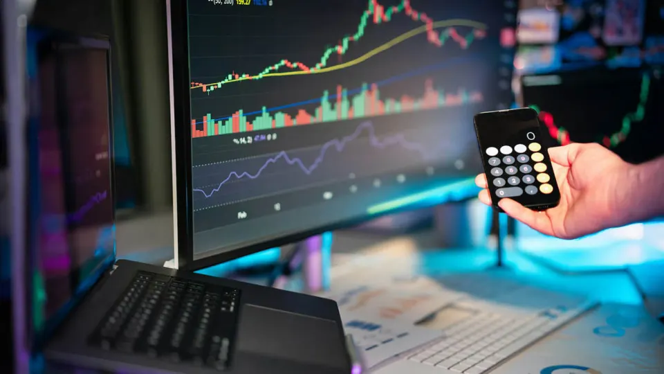 Глава банка сообщает о возможности блокировки активов в USDT и о начале реализации собственных цифровых инструментов, включая рублевязанный стейблкоин А7А5.