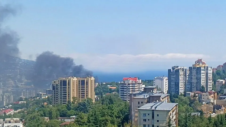 По данным местных источников, в Ялте произошла атака дронов, после которой вспыхнул пожар на побережье. Власти призвали жителей соблюдать безопасность и эвакуироваться из зоны риска.