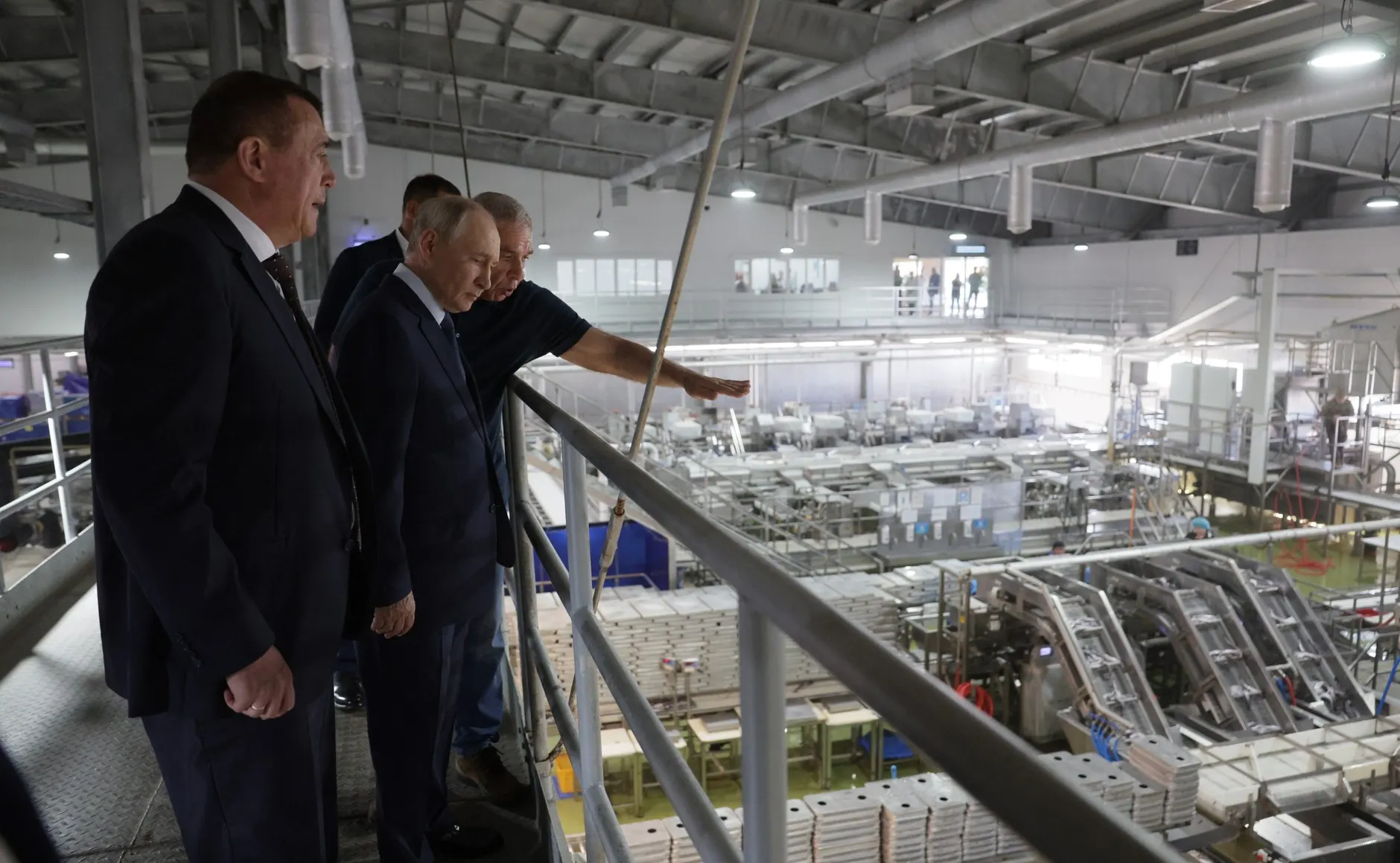 Путин посетил Итуруп в рамках визита на спорные Курильские острова; Япония выразила протест, Москва подчеркнула суверенное право на визиты и продолжение переговоров о мирном договоре.