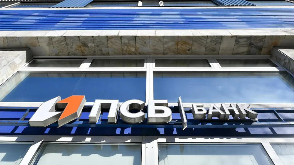 За шесть месяцев банк зафиксировал убыток в размере 50 млрд рублей на фоне значительных резервов под возможные потери по кредитам и поддержки оборонного сектора.