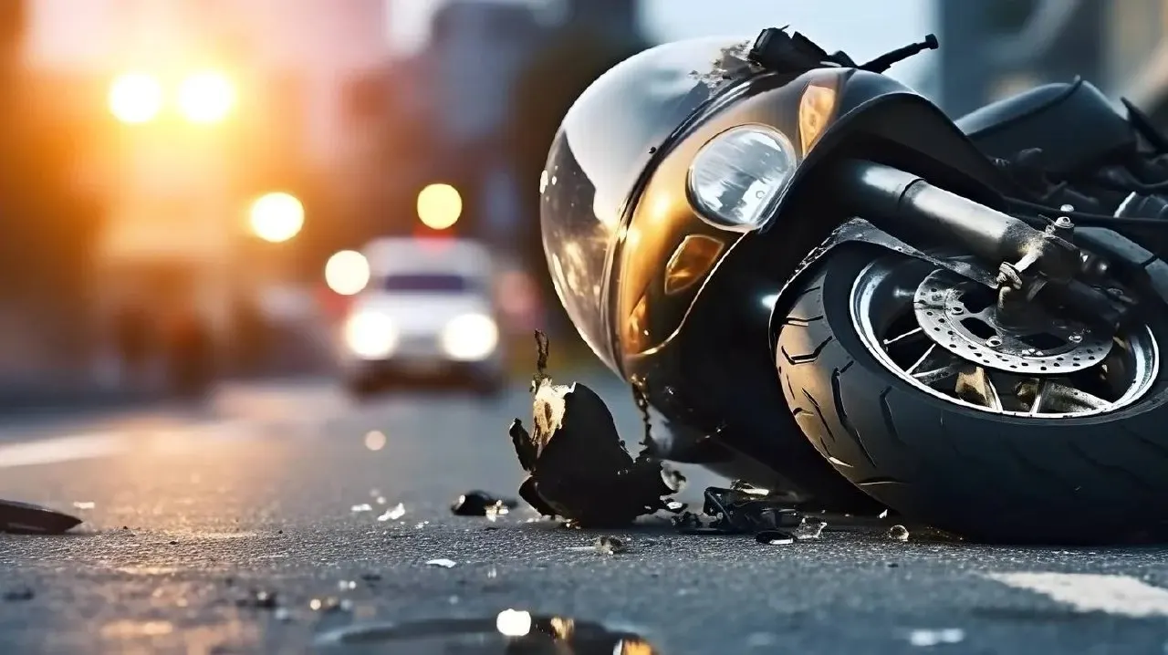 По предварительным данным, водитель Kia Rio не уступил дорогу 21-летней мотоциклистке. Пострадавших нет, полиция проводит проверку.