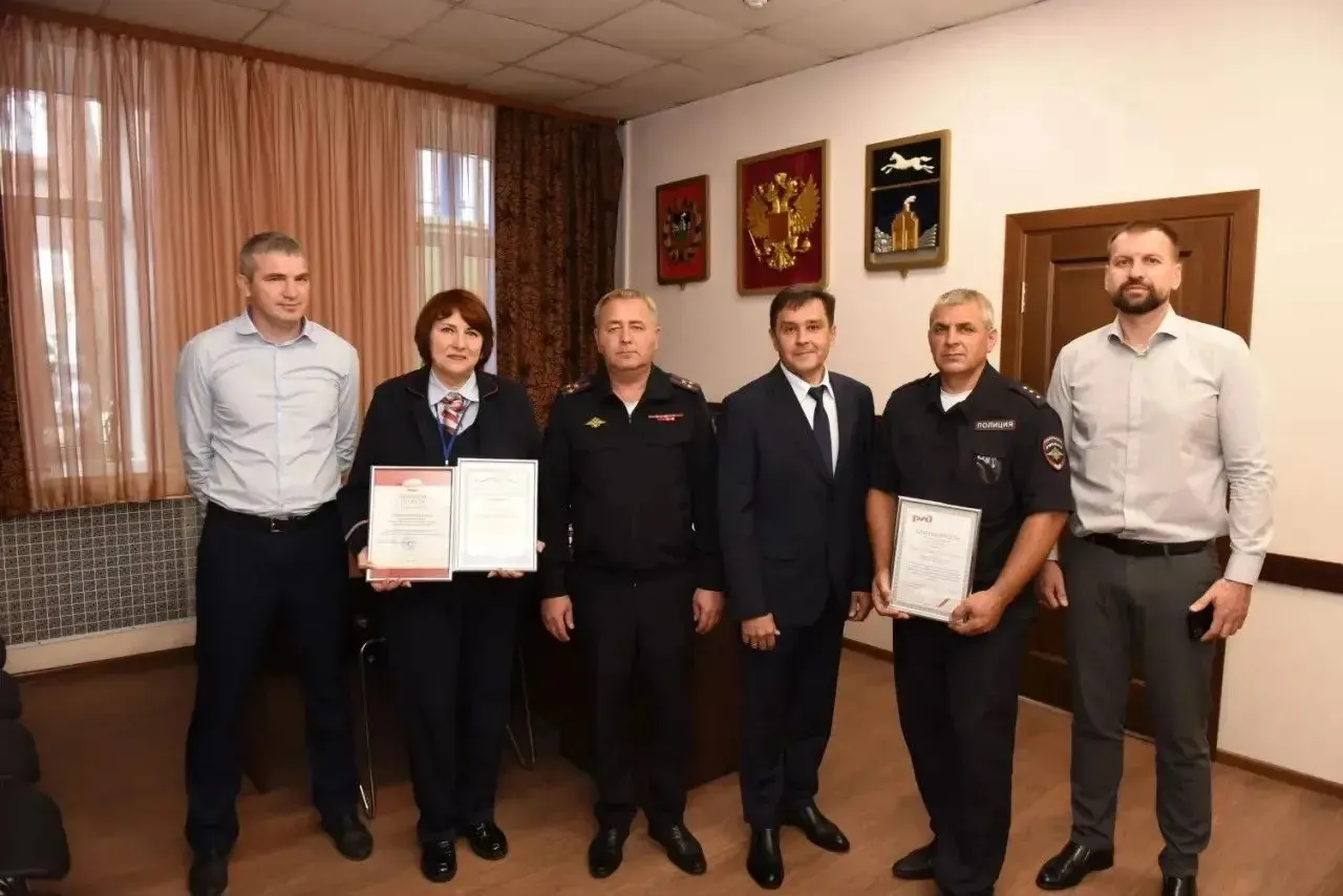 Пожилой пассажир, который считался без вести пропавшим, вернулся домой благодаря оперативной помощи проводницы пригородного поезда. Руководство железной дороги наградило сотрудницу за спасение ситуации.