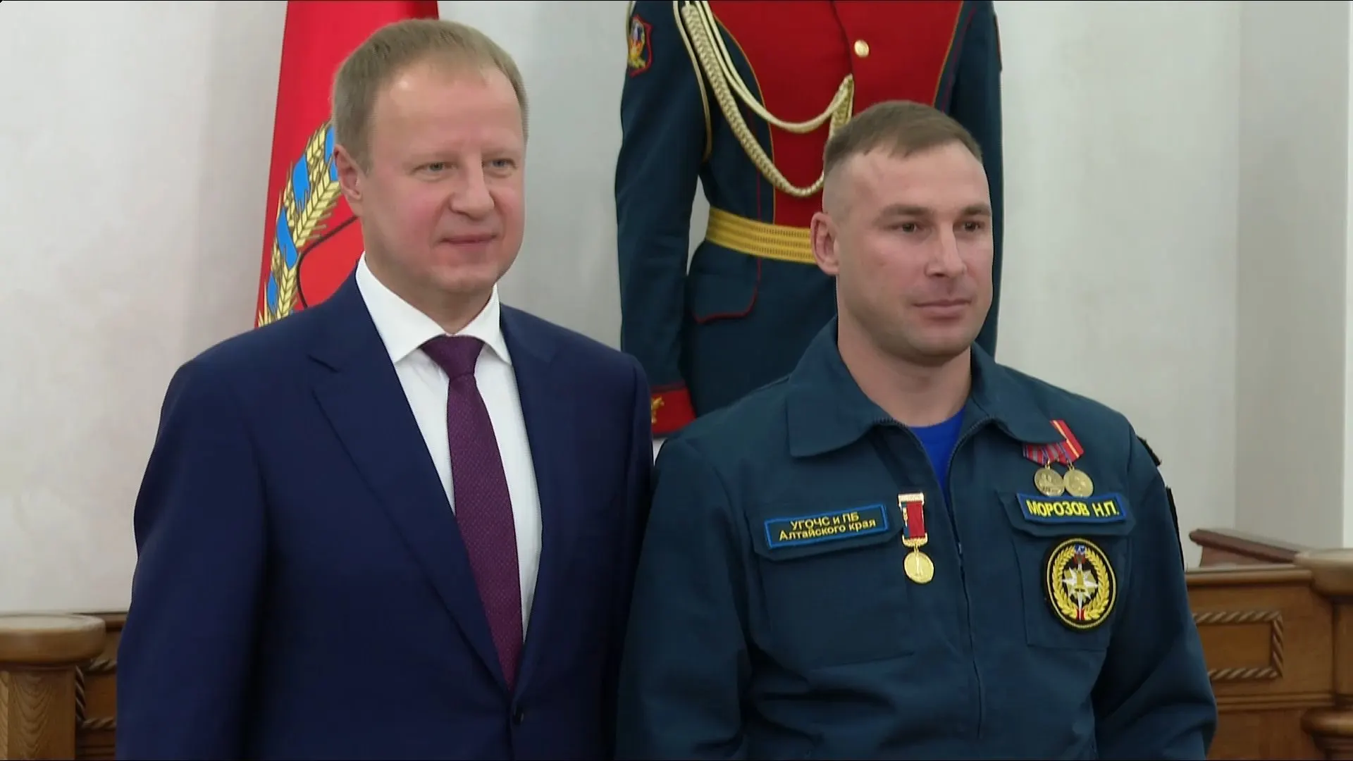 Водолаз Никита Морозов получил медаль «За честь и мужество» за смелость и оперативные действия во время поисково-спасательной операции на озере Линёво.