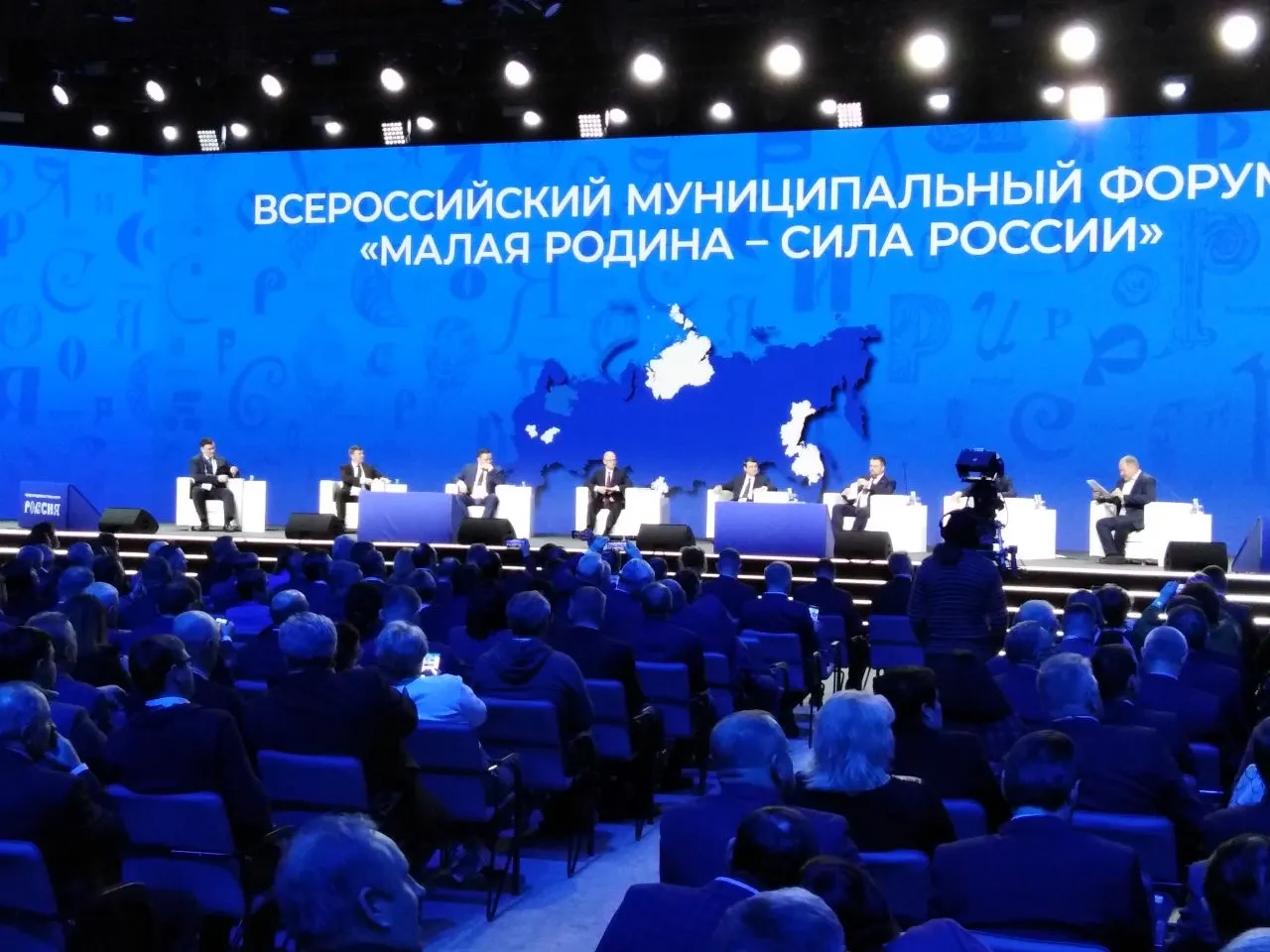 Указ устанавливает ежегодное проведение форума и церемонии вручения премии; организацию возглавит первый заместитель руководителя Администрации Президента Сергей Кириенко, организатор — Всероссийская ассоциация развития местного самоуправления.