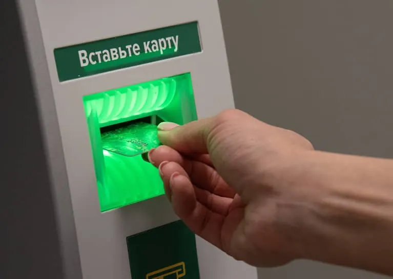 Новые поправки предусматривают расширенный перечень оснований для заморозки счетов и более строгую сверку данных клиентов; банки смогут приостанавливать операции на пять рабочих дней при совпадении данных.